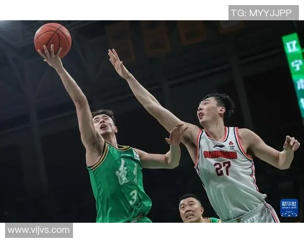 广东华南虎球迷热情加油，助威声响彻全场